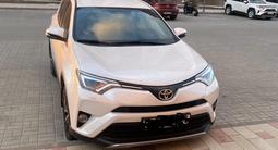 Toyota RAV4 2018 года за 13 000 000 тг. в Атырау