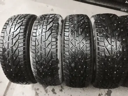 Шипованные шины Michelin 215/60/17 за 34 990 тг. в Астана