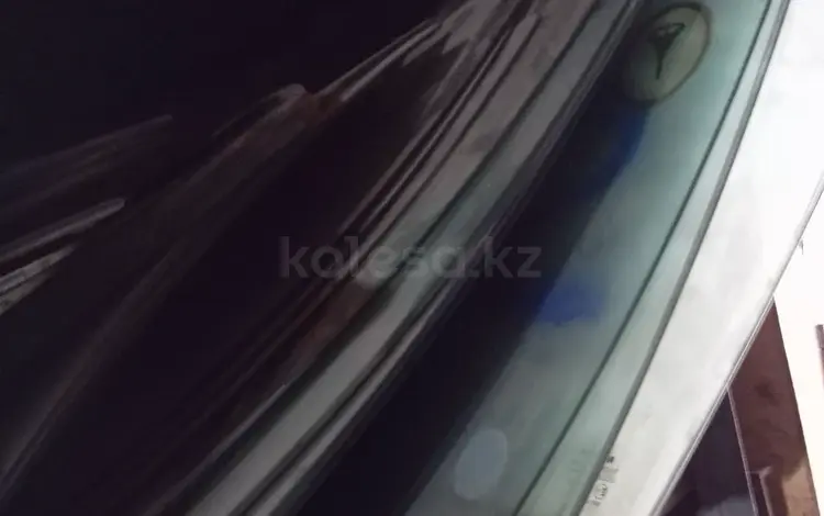 Стекло переднее задние карина е за 5 000 тг. в Алматы