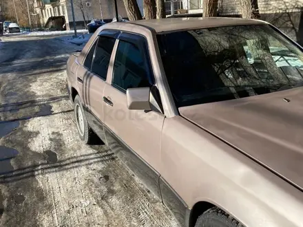 Mercedes-Benz E 220 1993 года за 1 500 000 тг. в Талдыкорган – фото 2