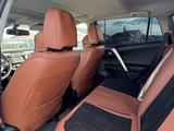 Toyota RAV4 2015 года за 8 000 000 тг. в Атырау – фото 2