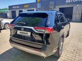 Toyota RAV4 2021 года за 17 999 000 тг. в Уральск – фото 4