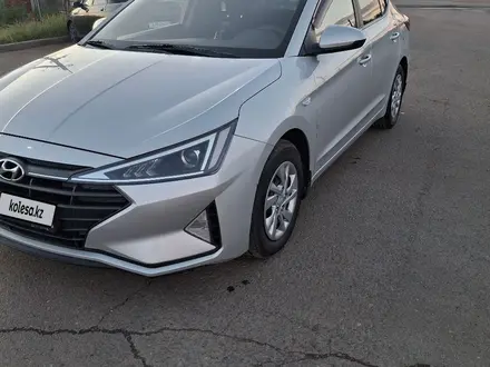 Hyundai Elantra 2019 года за 6 200 000 тг. в Уральск – фото 2