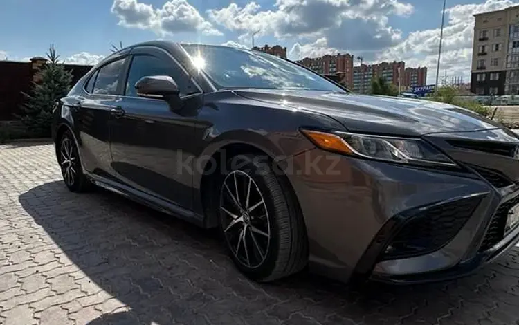 Toyota Camry 2021 года за 12 000 000 тг. в Аксай