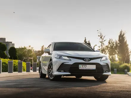 Toyota Camry 2021 года за 27 500 000 тг. в Алматы – фото 3