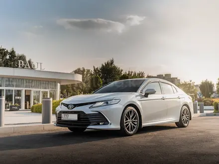 Toyota Camry 2021 года за 27 500 000 тг. в Алматы – фото 2