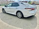 Toyota Camry 2021 года за 15 100 000 тг. в Актобе – фото 4