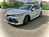 Toyota Camry 2021 года за 15 100 000 тг. в Актобе – фото 3