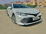 Toyota Camry 2021 года за 15 100 000 тг. в Актобе – фото 2