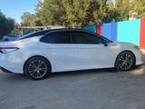 Toyota Camry 2018 годаүшін13 650 000 тг. в Актобе – фото 3