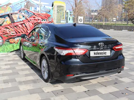 Toyota Camry 2018 года за 14 300 000 тг. в Алматы – фото 4