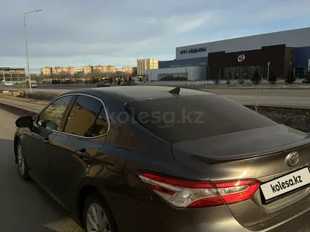 Toyota Camry 2020 года за 14 500 000 тг. в Актобе – фото 4