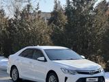 Toyota Camry 2015 года за 10 850 000 тг. в Шымкент – фото 2