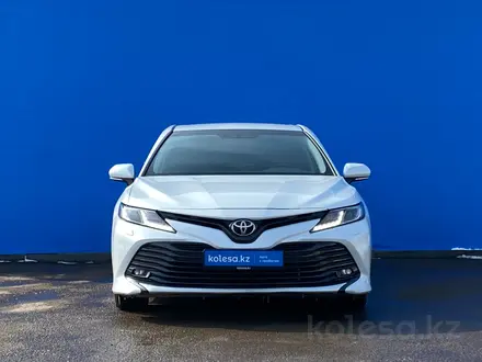 Toyota Camry 2021 года за 13 820 000 тг. в Алматы – фото 2