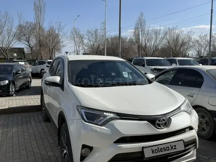 Toyota RAV4 2016 года за 11 000 000 тг. в Актобе