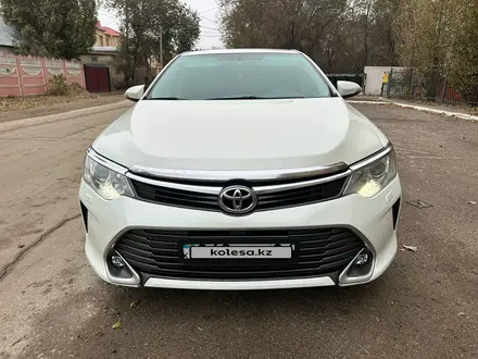 Toyota Camry 2015 года за 11 000 000 тг. в Актобе – фото 2