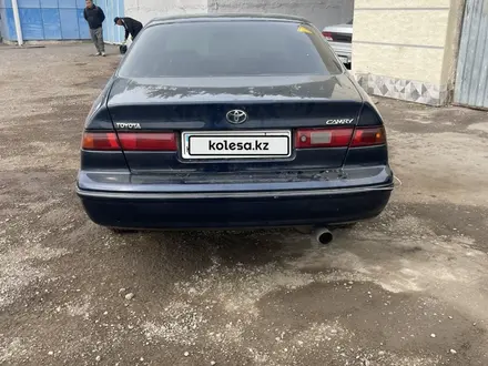 Toyota Camry 1998 года за 3 000 000 тг. в Алматы – фото 2