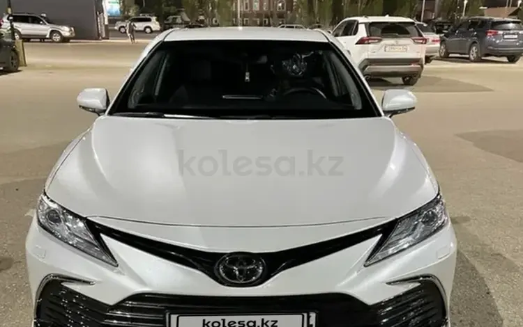 Toyota Camry 2021 года за 23 800 000 тг. в Актобе