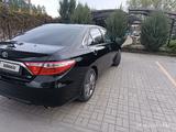 Toyota Camry 2015 года за 5 700 000 тг. в Актобе – фото 2