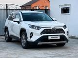 Toyota RAV4 2021 года за 13 000 000 тг. в Уральск