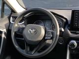Toyota RAV4 2021 года за 15 790 000 тг. в Актобе – фото 2