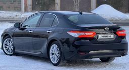 Toyota Camry 2020 года за 15 500 000 тг. в Актобе – фото 5