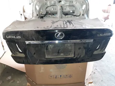 Крышка багажника за 120 тг. в Алматы