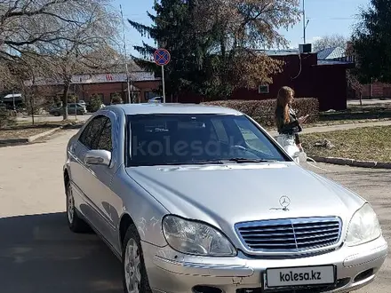 Mercedes-Benz S 320 2000 года за 4 500 000 тг. в Петропавловск – фото 2