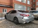 Toyota Camry 2019 года за 11 800 000 тг. в Уральск – фото 2