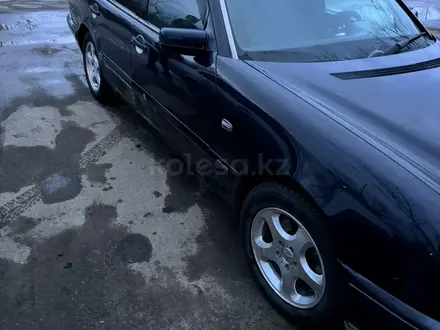 Mercedes-Benz E 230 1995 года за 2 100 000 тг. в Лисаковск – фото 3
