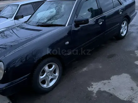 Mercedes-Benz E 230 1995 года за 2 100 000 тг. в Лисаковск – фото 2