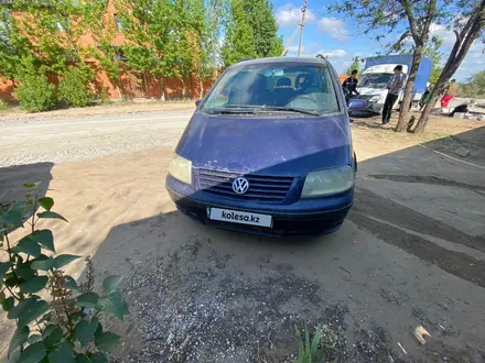 Volkswagen Sharan 2003 года за 2 400 000 тг. в Актобе