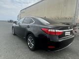 Lexus ES 300h 2013 года за 7 000 000 тг. в Атырау – фото 2