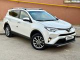 Toyota RAV4 2017 года за 14 400 000 тг. в Актау