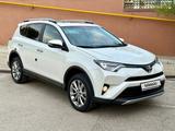 Toyota RAV4 2017 года за 14 400 000 тг. в Актау – фото 2