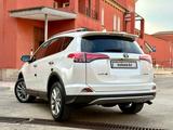 Toyota RAV4 2017 года за 14 400 000 тг. в Актау – фото 4