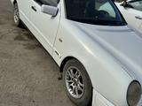 Mercedes-Benz E 240 1998 года за 2 100 000 тг. в Кокшетау – фото 3