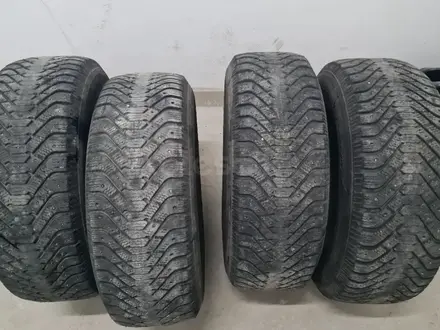 Комплект зимних шин Goodyear 265/65/17 за 40 000 тг. в Алматы – фото 2