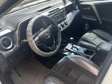 Toyota RAV4 2018 года за 9 300 000 тг. в Уральск – фото 2