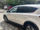 Toyota RAV4 2018 года за 9 300 000 тг. в Уральск – фото 3