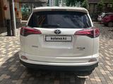 Toyota RAV4 2018 года за 9 300 000 тг. в Уральск – фото 5