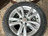Chevrolet диски и шинамы Зимние шины и титановый дисками в наборе за 200 000 тг. в Шымкент