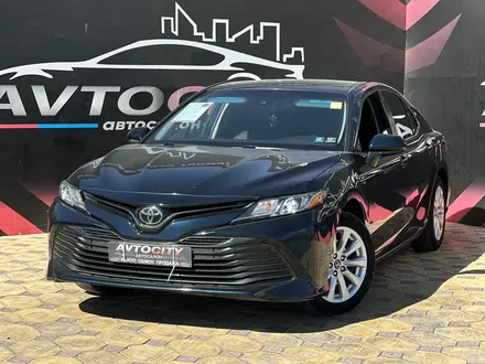 Toyota Camry 2018 года за 11 450 000 тг. в Атырау