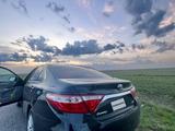 Toyota Camry 2015 года за 6 800 000 тг. в Актобе – фото 2