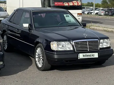 Mercedes-Benz E 220 1994 года за 2 100 000 тг. в Астана