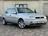 Volkswagen Golf 1996 годаүшін2 800 000 тг. в Алматы