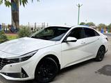 Hyundai Elantra 2023 года за 8 470 000 тг. в Семей – фото 2