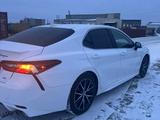 Toyota Camry 2021 года за 13 990 000 тг. в Уральск