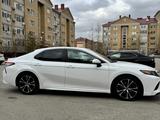Toyota Camry 2018 года за 7 500 000 тг. в Актобе – фото 3
