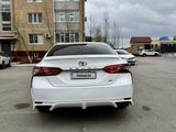 Toyota Camry 2018 года за 7 500 000 тг. в Актобе – фото 2